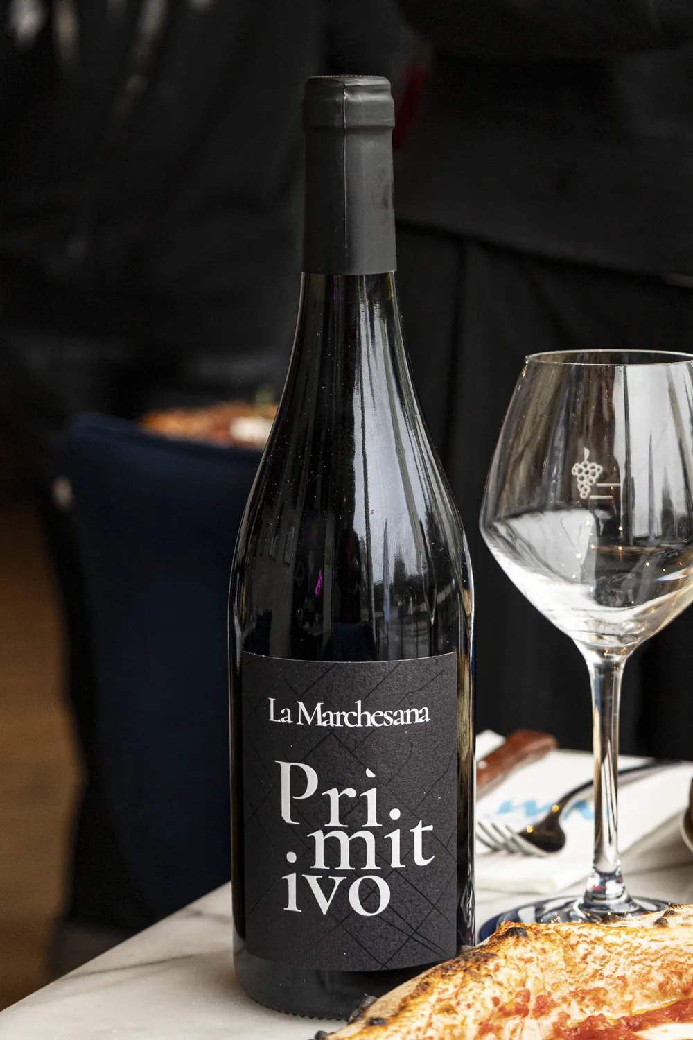 Pizzaiolo étire une pâte aérienne avec huile d’olive et ingrédients italiens