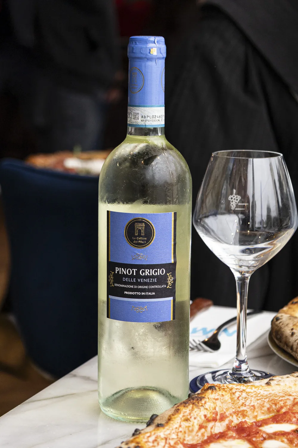 Pizza napolitaine avec corniche tachetée, tomates San Marzano et mozzarella di bufala