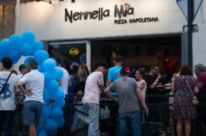 Mains façonnant une boule de pâte sur un plan fariné, ambiance artisanale