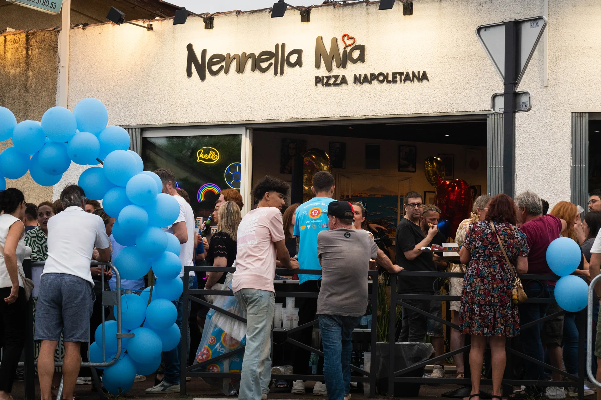 Mains façonnant une boule de pâte sur un plan fariné, ambiance artisanale