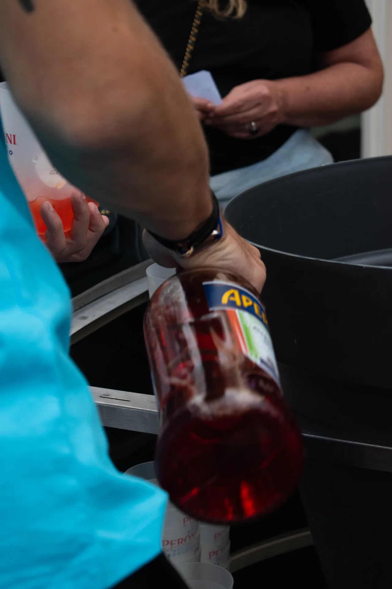 Pizza napolitaine au four à bois avec tomate, basilic et cornicione alvéolé