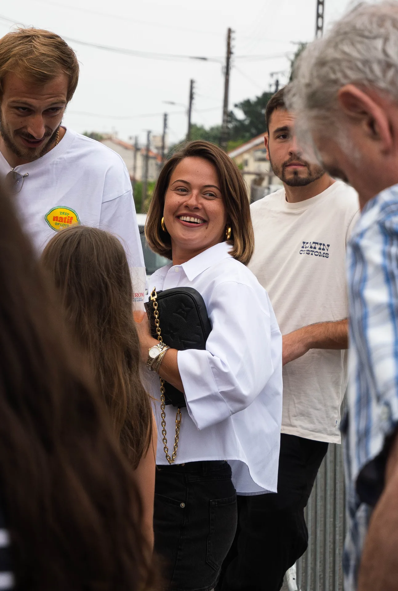 Salle chaleureuse de pizzeria, clients attablés près du four à bois allumé