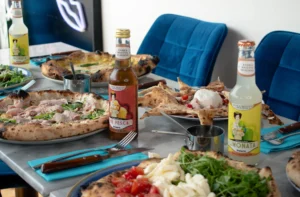 Pizza Margherita classique avec basilic, mozzarella fondue et sauce tomate