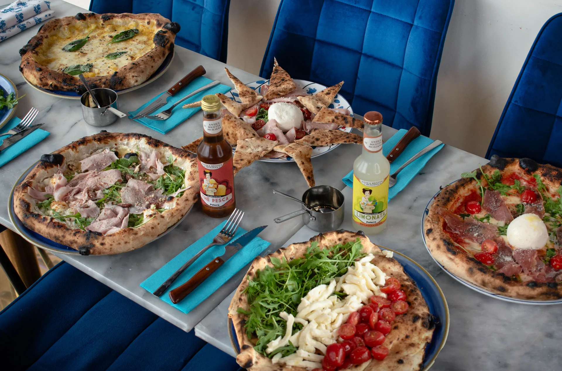 Pizza Margherita classique avec basilic, mozzarella fondue et sauce tomate