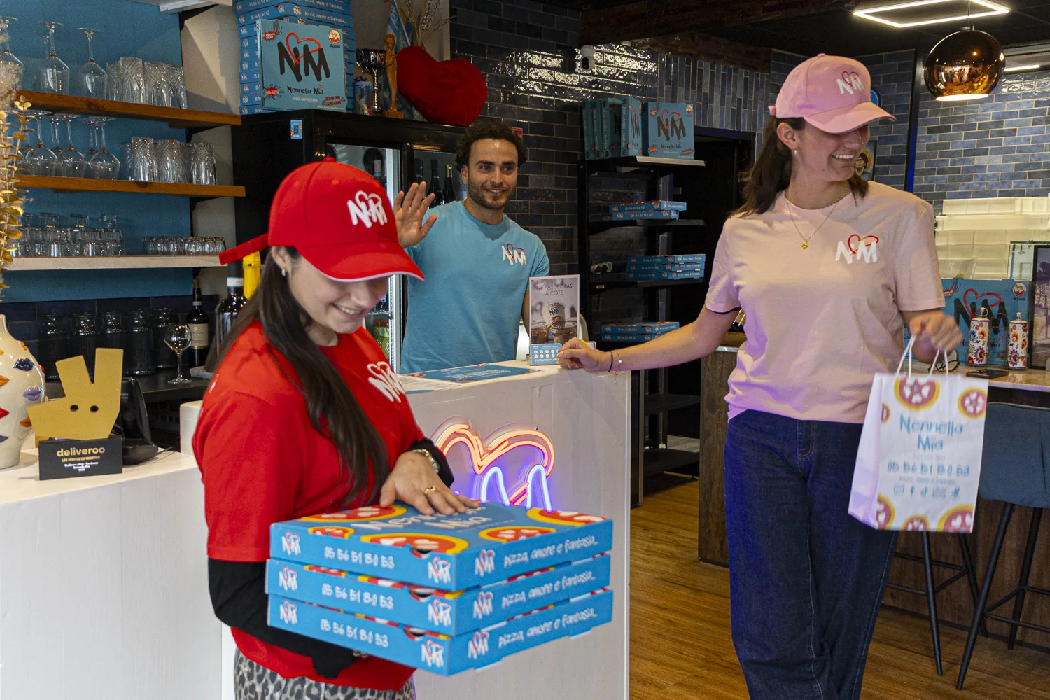 Comptoir Nennella Mia au Bouscat, client récupérant une commande à emporter