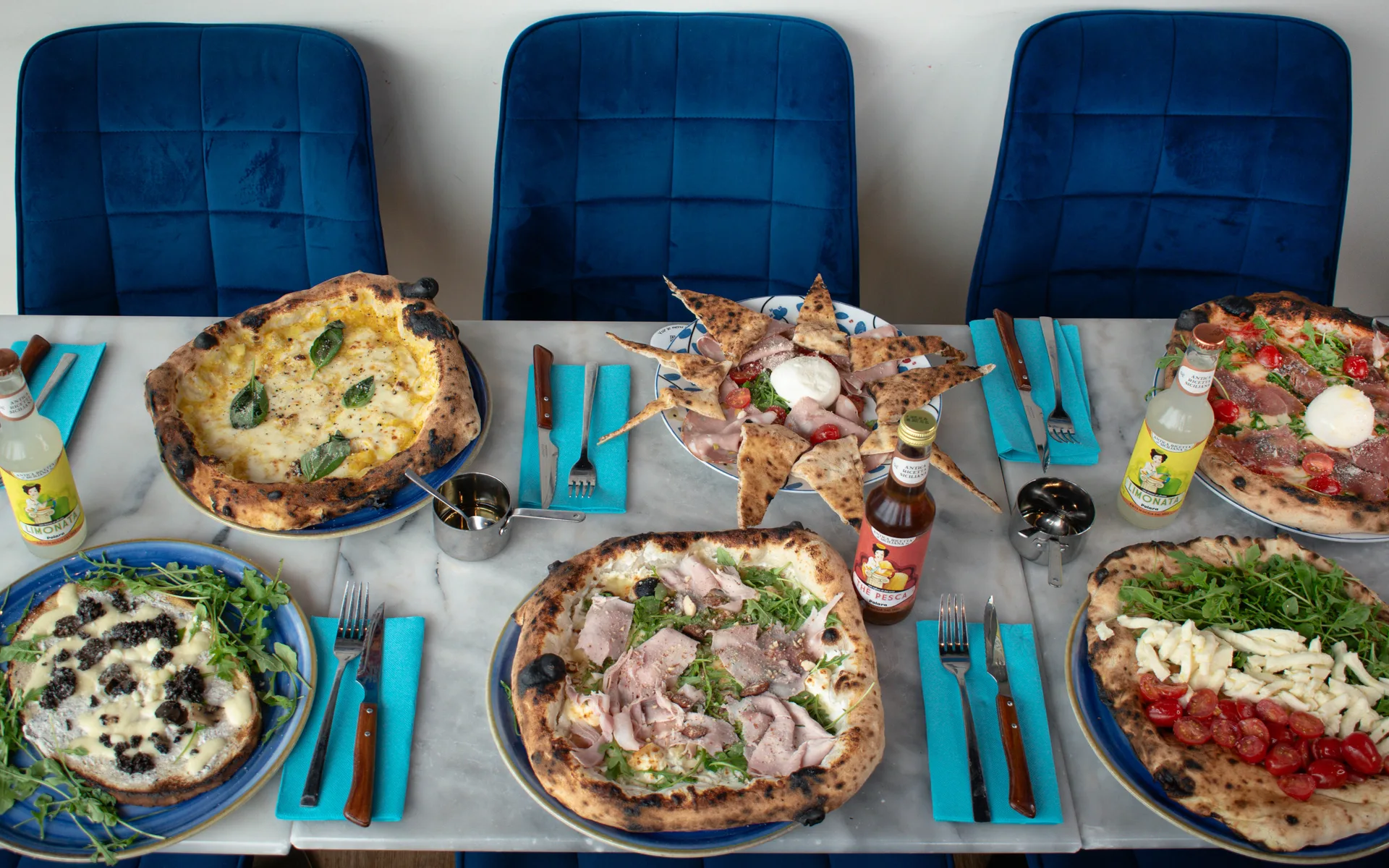 Margherita napolitaine au four à bois, cornicione gonflé et taches léopard