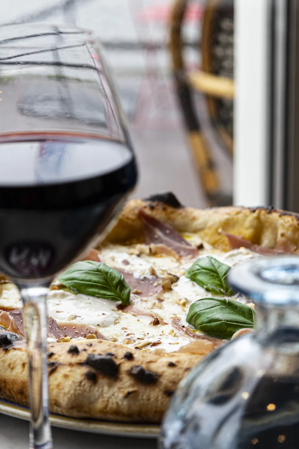 Vue de Naples avec une pizza sur table, basilic frais et tomates mûres