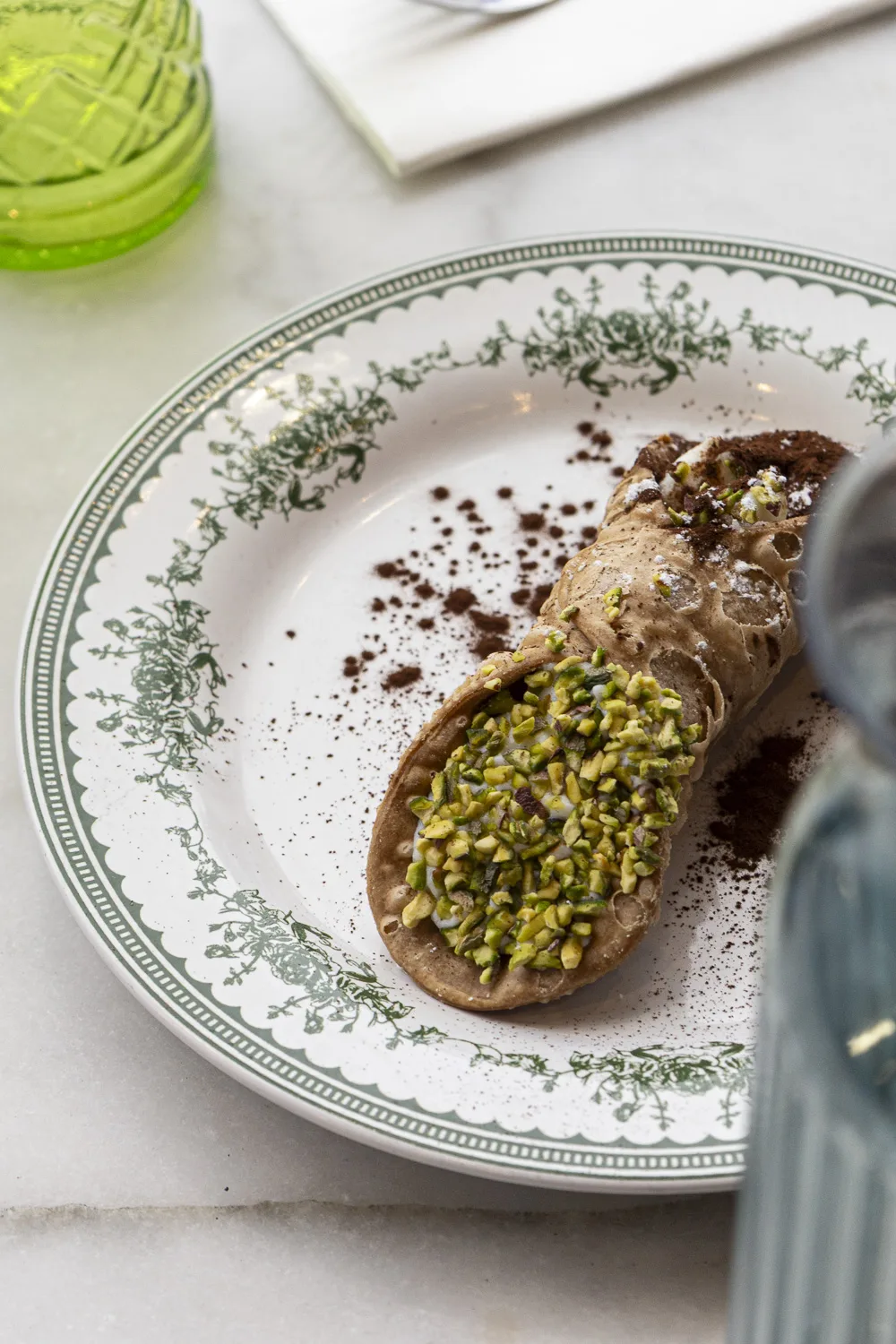 Salle de trattoria à Nennella Mia au Bouscat, four visible et clients attablés