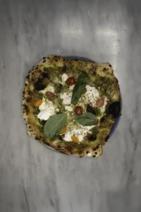 Pizza Marinara fumante, sauce tomate rouge et éclats d’ail sur pâte napolitaine