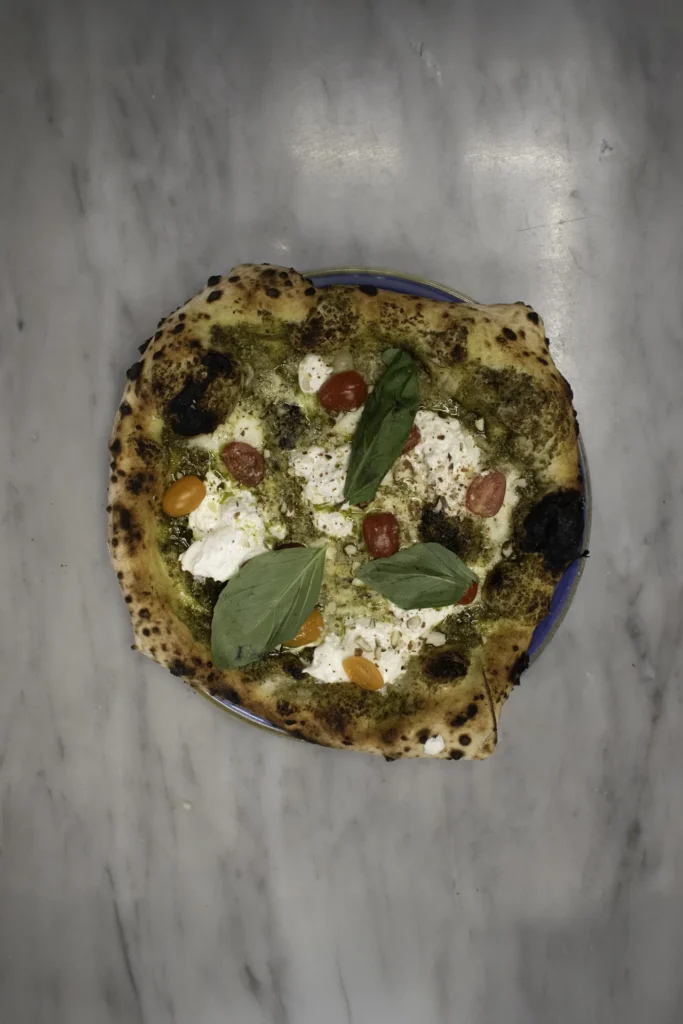 Pizza Marinara fumante, sauce tomate rouge et éclats d’ail sur pâte napolitaine