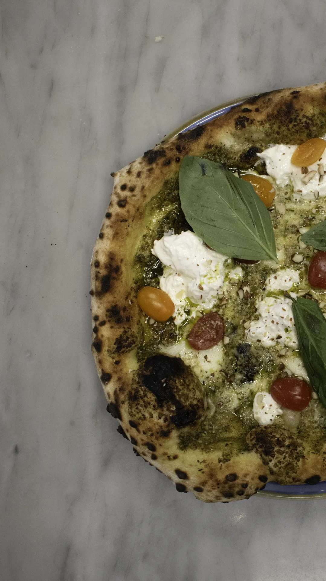 Pizza Marinara fumante, sauce tomate rouge et éclats d’ail sur pâte napolitaine