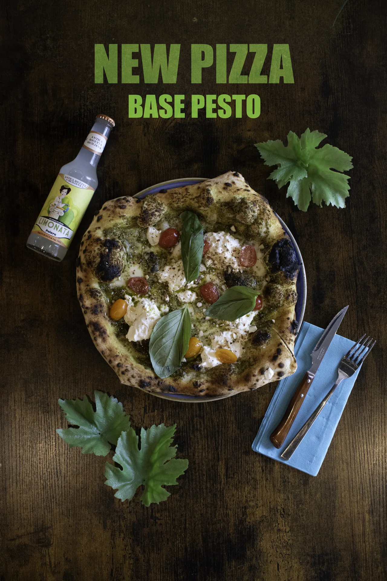 Ingrédients Marinara alignés: tomates San Marzano, ail tranché, origan, huile d’olive