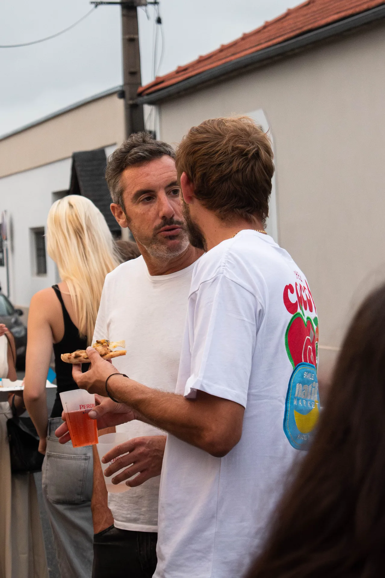 Salle chaleureuse de pizzeria au Bouscat, four à bois en arrière-plan et table servie