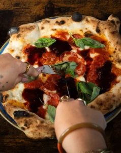 Pepperoni dorée et mozzarella fondante sur pizza style américain, parts prêtes à partager