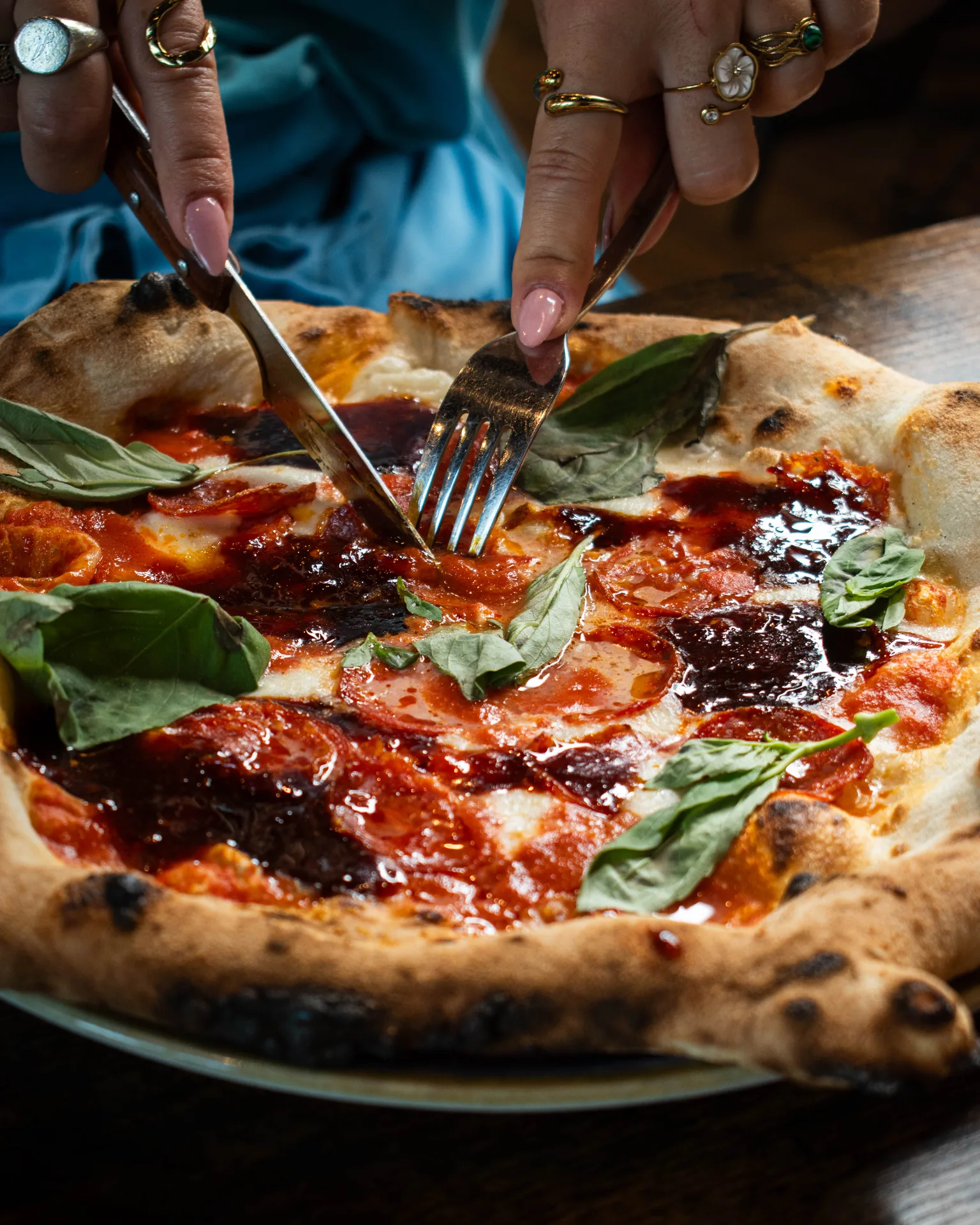 Pepperoni dorée et mozzarella fondante sur pizza style américain, parts prêtes à partager