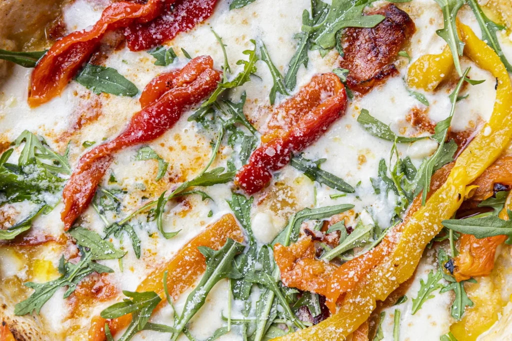 Bouquet de mimosa près d’une pâte à pizza au feu de bois, style Naples 1945