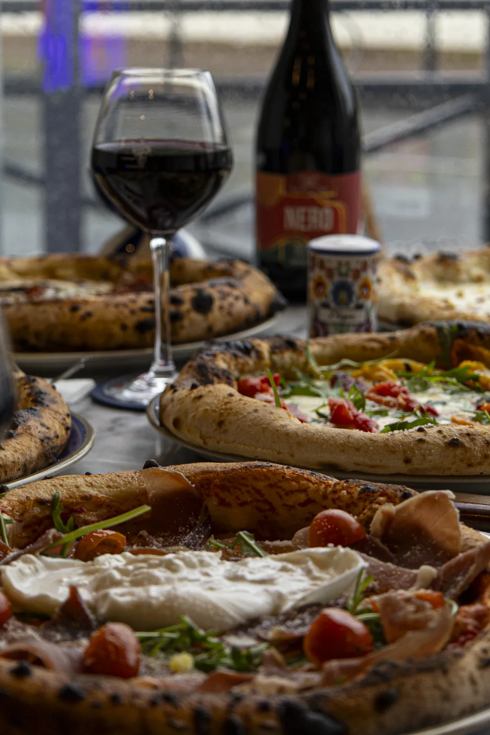 Bouquet de mimosa près d’une pâte à pizza au feu de bois, style Naples 1945