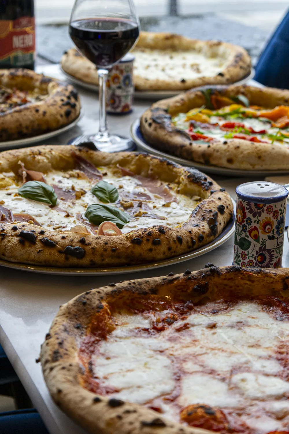 Femmes distribuant des brins de mimosa sur une place italienne, pain et farine en arrière-plan