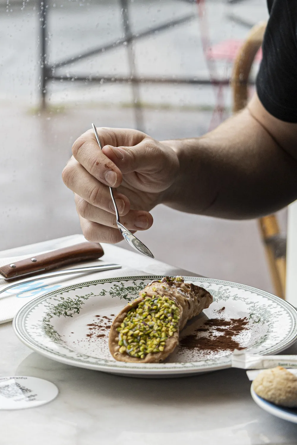 Salle chaleureuse au Bouscat, tables conviviales et four à bois allumé chez Nennella Mia