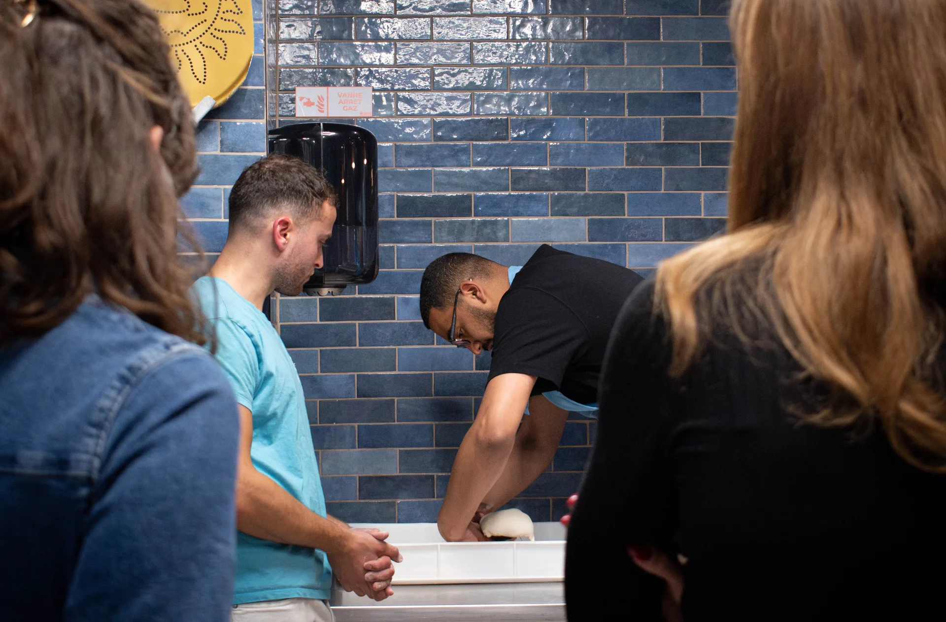 Torta Mimosa tranchée, décor jaune mimosa, prosecco et spritz sur une table italienne