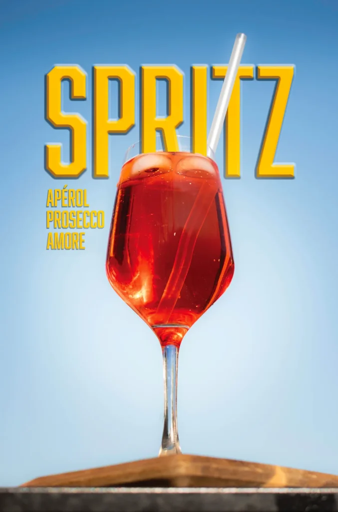 Verres de Spritz et bouquet de mimosa sur table, soirée entre amies