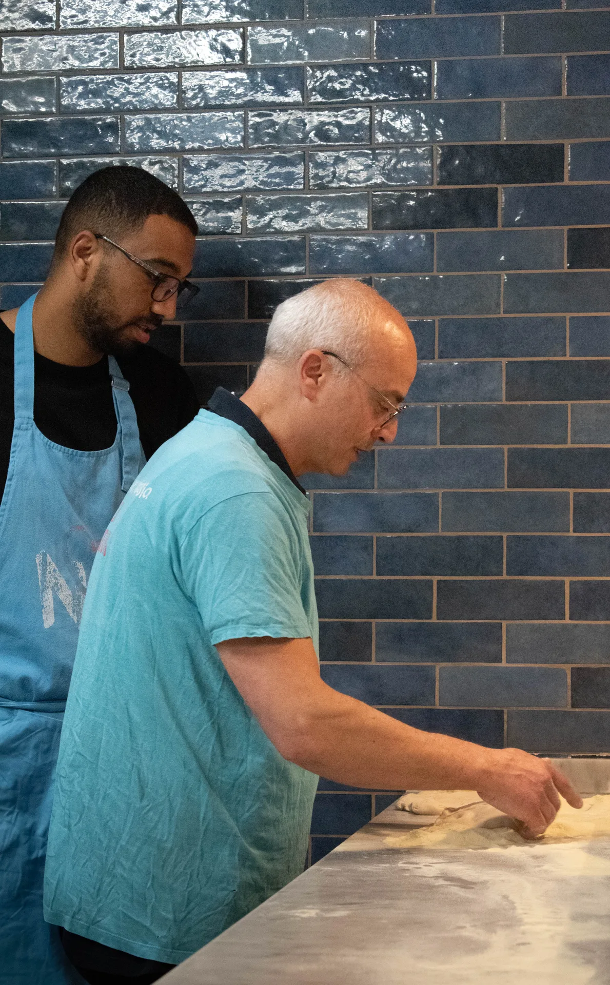 Verres de Spritz et bouquet de mimosa sur table, soirée entre amies