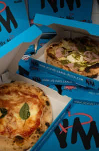 Pizza napolitaine dans four à bois à 480°C, pâte qui gonfle en 60–90 s