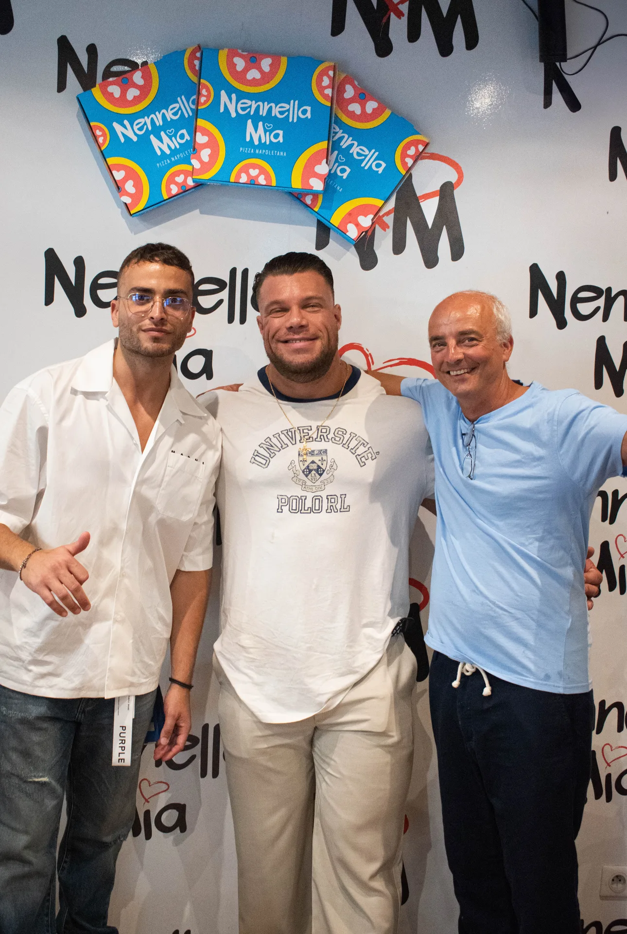 Salle de la pizzeria Nennella Mia au Bouscat, pizzas fumantes servies au comptoir