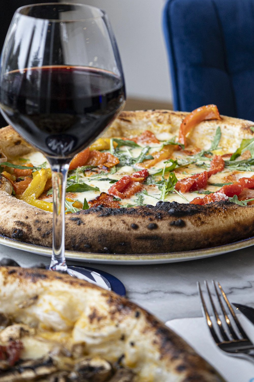 Salle chaleureuse de la pizzeria Nennella Mia au Bouscat avec tables dressées