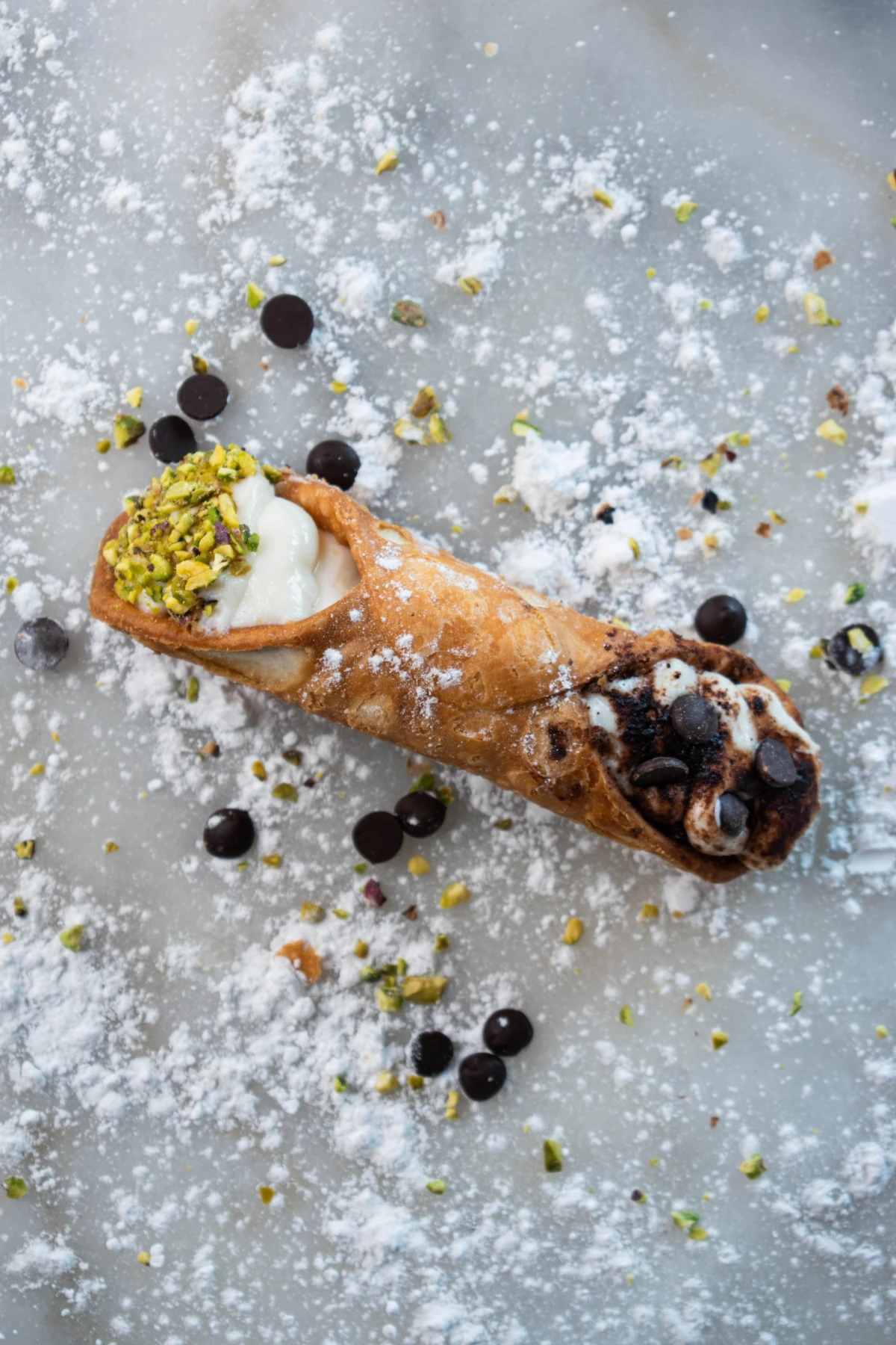 Cannoli napolitains en présentation soignée, pâte croustillante et farce sucrée