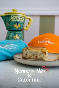 Pastiera napolitaine entière sur une assiette en porcelaine blanche