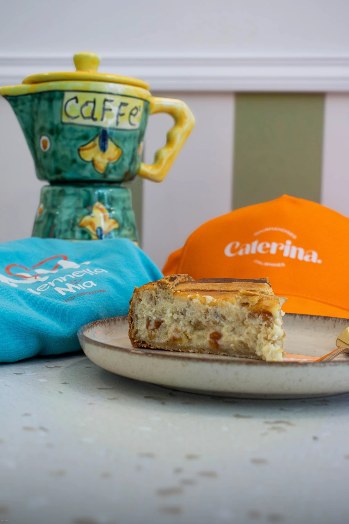 Tranche de pastiera napolitaine révélant la crème dorée et les fruits confits