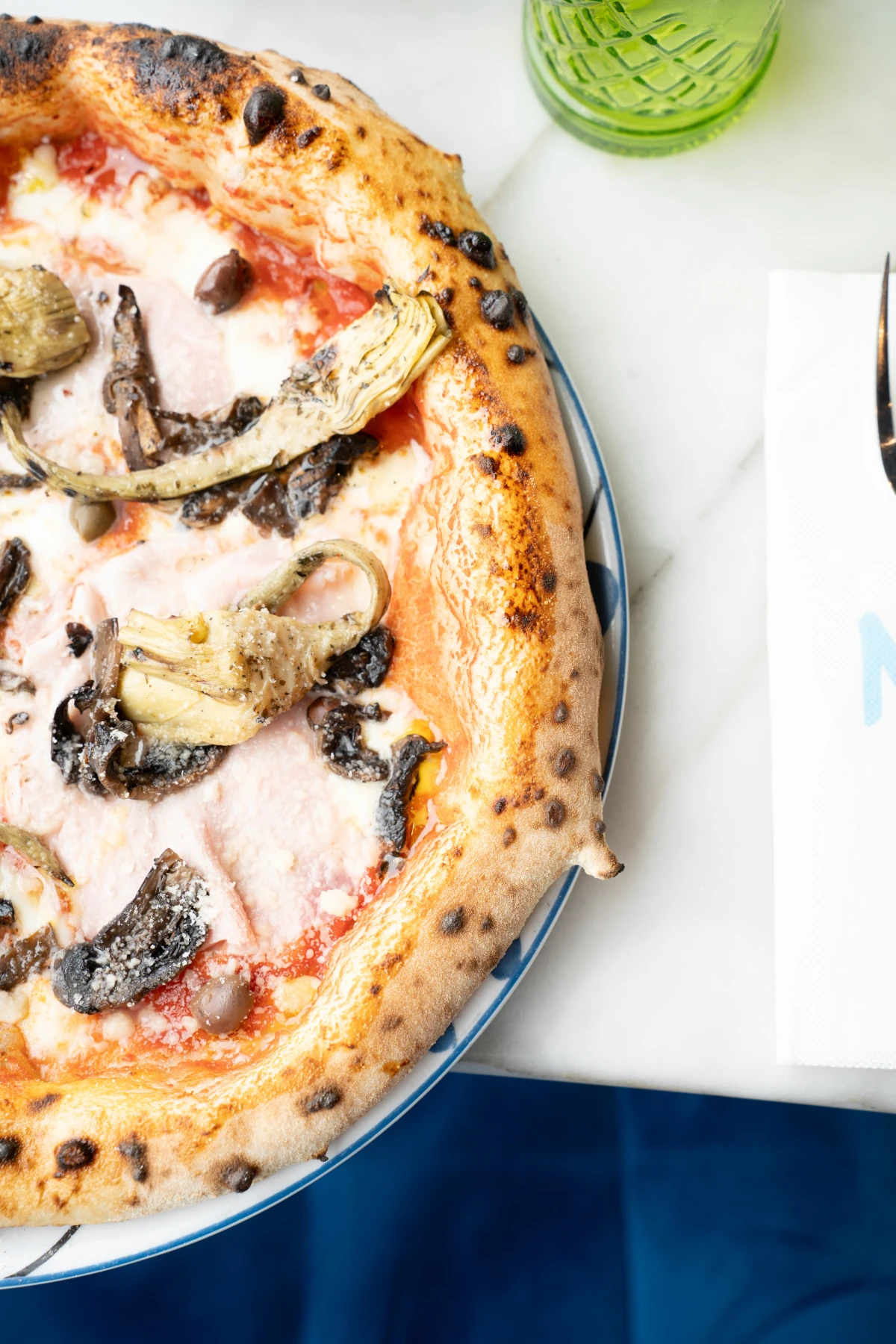 Pâte napolitaine molle avec cornicione gonflé à la pizzeria Nennella Mia