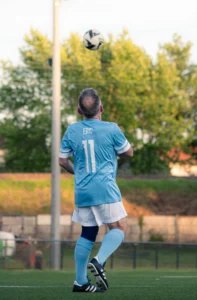Supporters regardant France–Norvège, pizza napolitaine fumante sur table