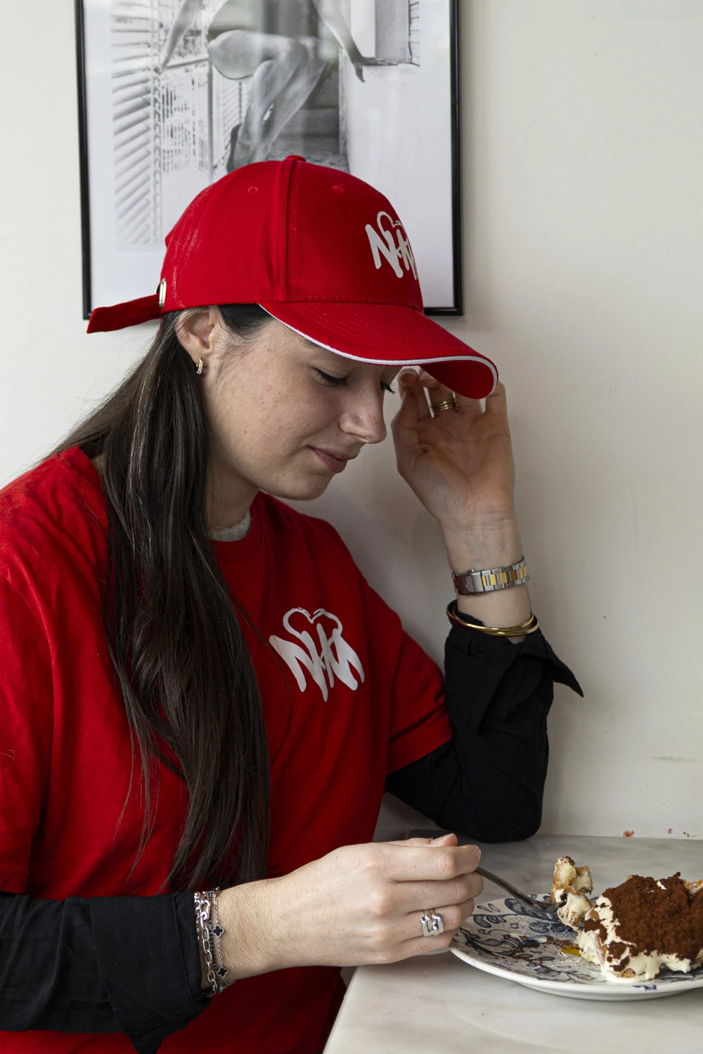 Supporters regardant France–Norvège, pizza napolitaine fumante sur table