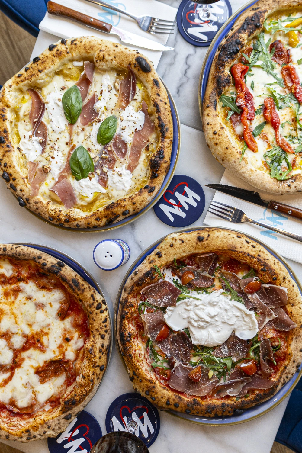 Table italienne à partager: burrata, focaccia, charcuteries, pizzas et tiramisù