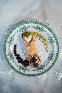 Assiette de babà au rhum et sfogliatella dorée sur table de café à Naples
