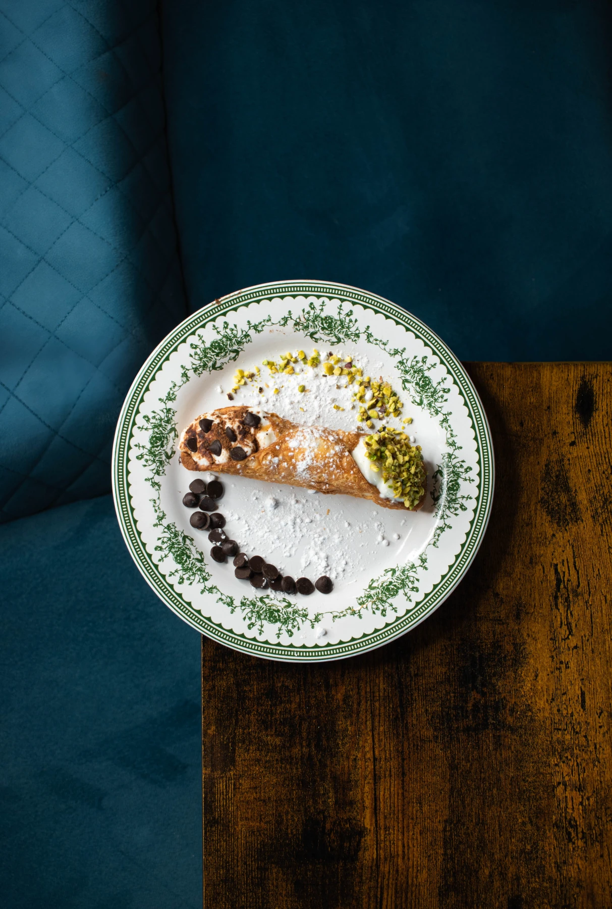 Pastiera tranchée et sfogliatella riccia, ricotta et zestes d’agrumes visibles