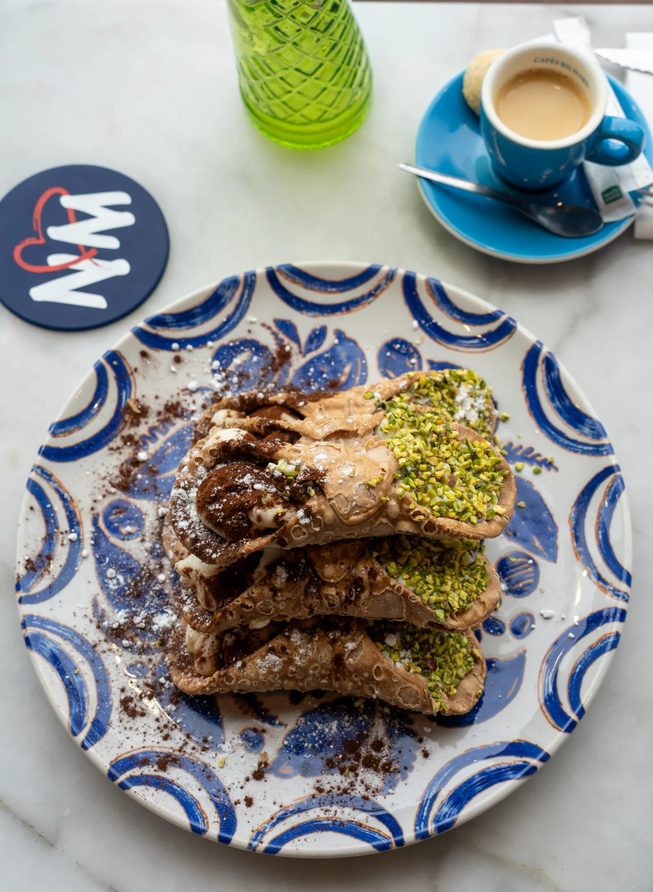 Table conviviale chez Nennella Mia au Bouscat, desserts à partager et espresso