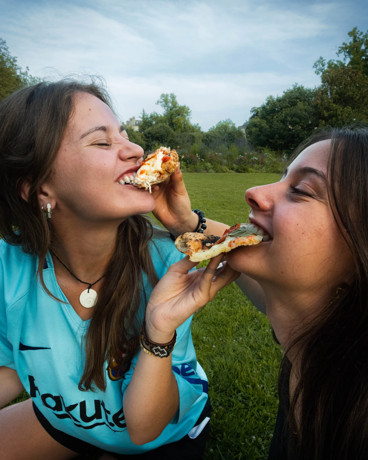Comptoir de pizzeria napolitaine, équipe souriante et four à bois en arrière-plan
