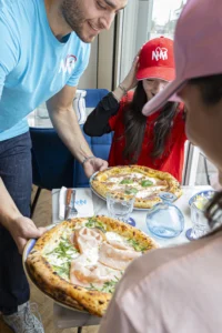 Pizza Margherita au basilic devant un écran diffusant le match Belgique–Égypte