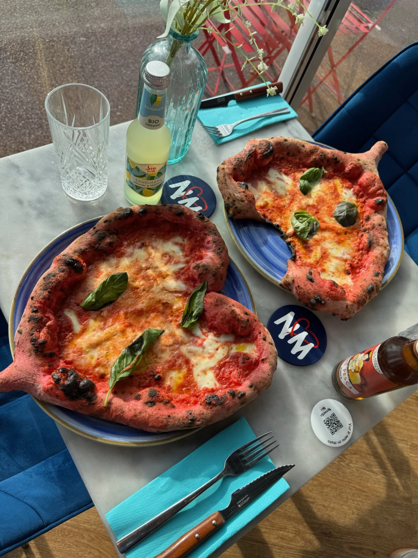 Pizza napolitaine coupée, centre très fin et bord gonflé, cuisson léopardée