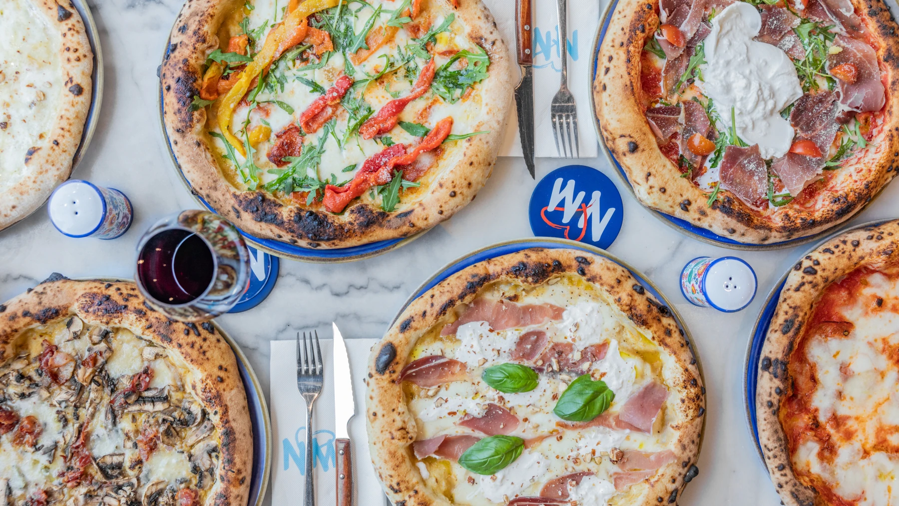 Mains étalant la pâte, ingrédients dosés: farine 00, eau, sel, levure, mozzarella