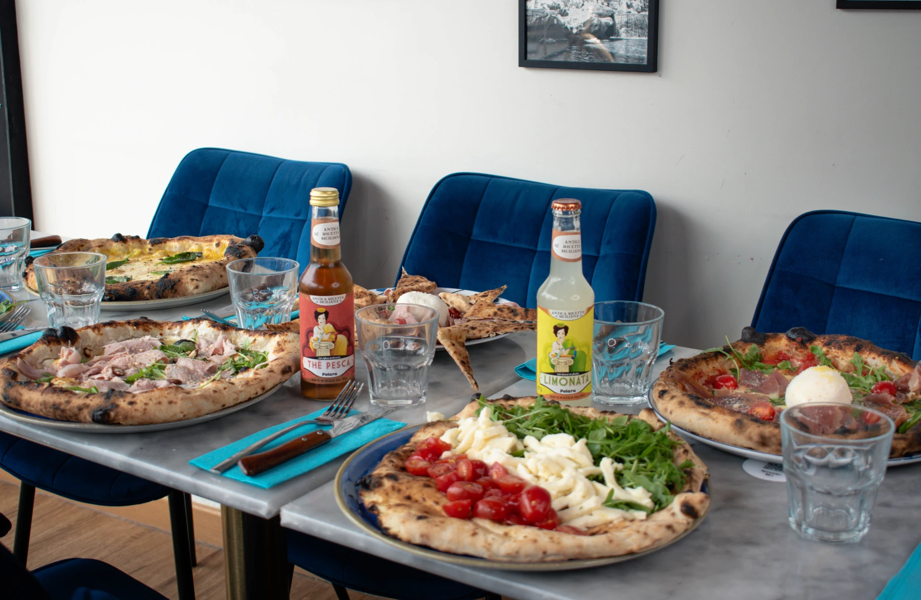Table chez Nennella Mia au Bouscat, pizza servie et part pliée à emporter