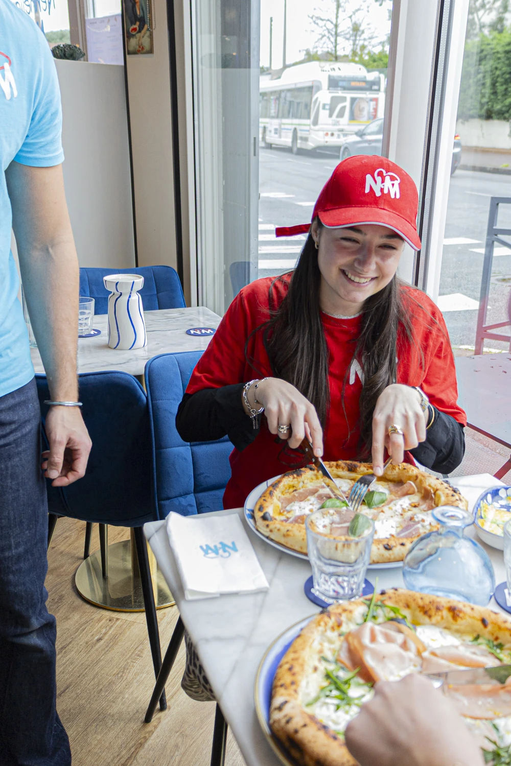 Menu formule pizzeria avec pizza, boisson et dessert sur ardoise
