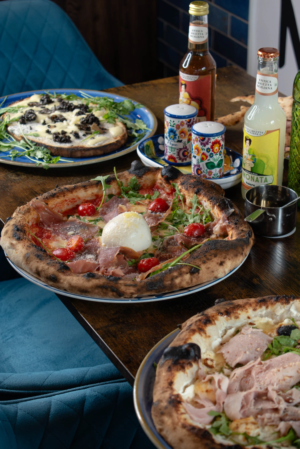 Trattoria Nennella Mia au Bouscat, panuozzo servi chaud avec antipasti et boisson