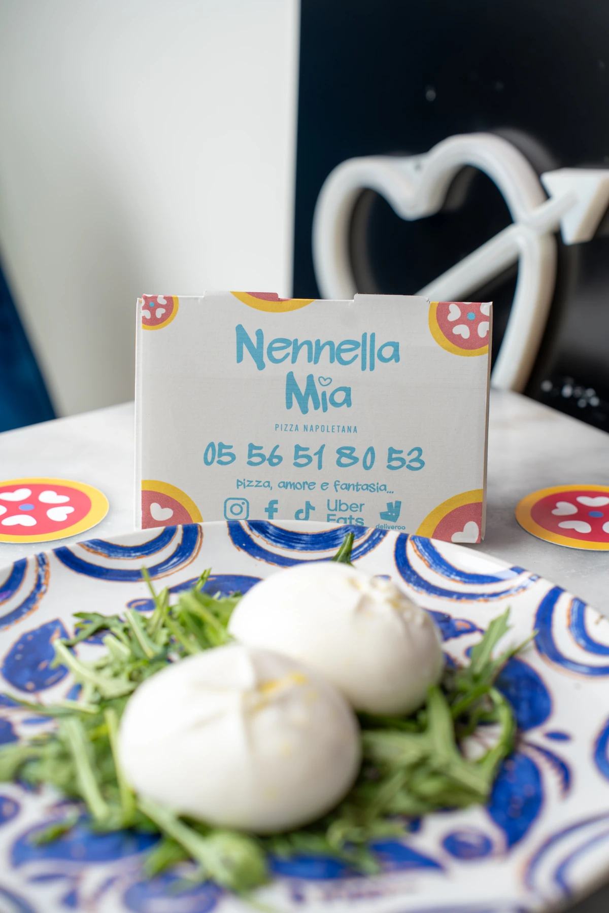 Pizza sortant du four napolitain chez Nennella Mia, pâte cuite à 430 °C