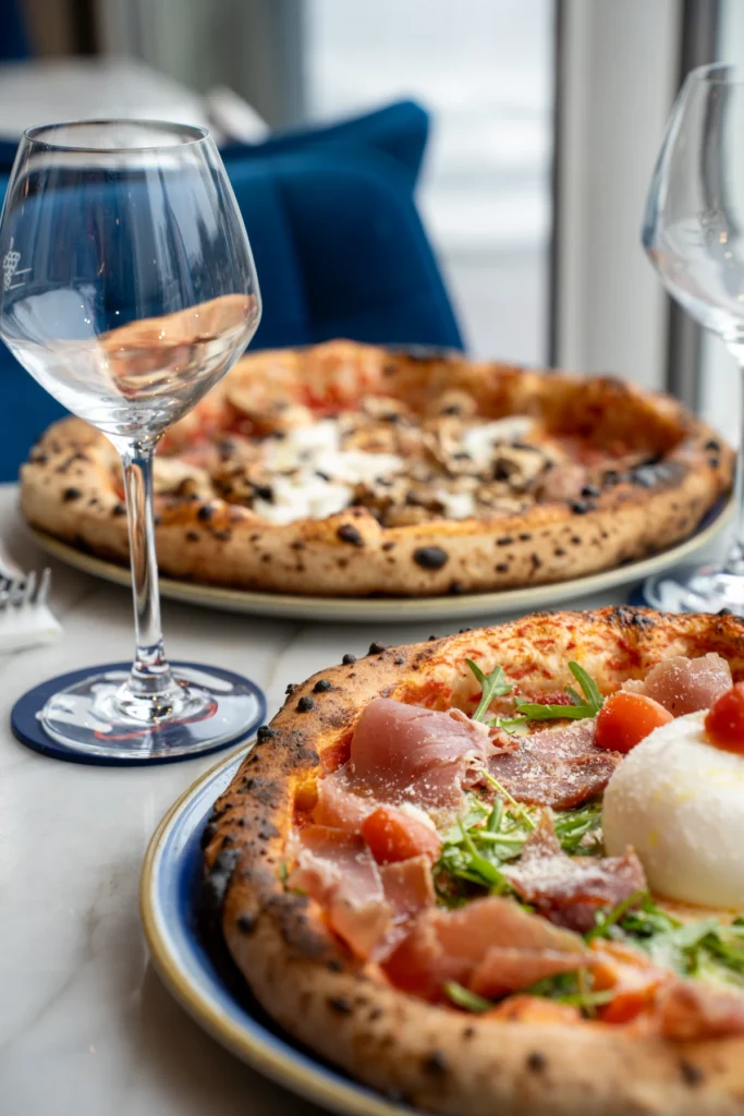 Table dressée avec une pizza napolitaine chez Nennella Mia, Bordeaux