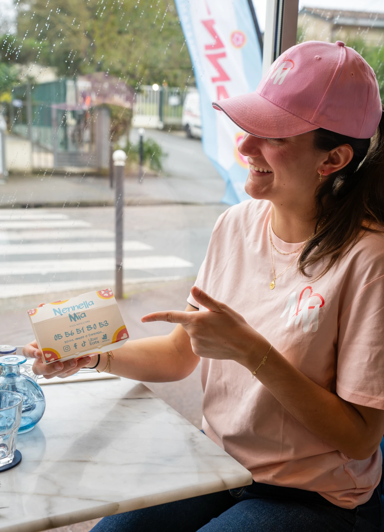Pizzaiolo de Nennella Mia travaillant la pâte napolitaine au Bouscat