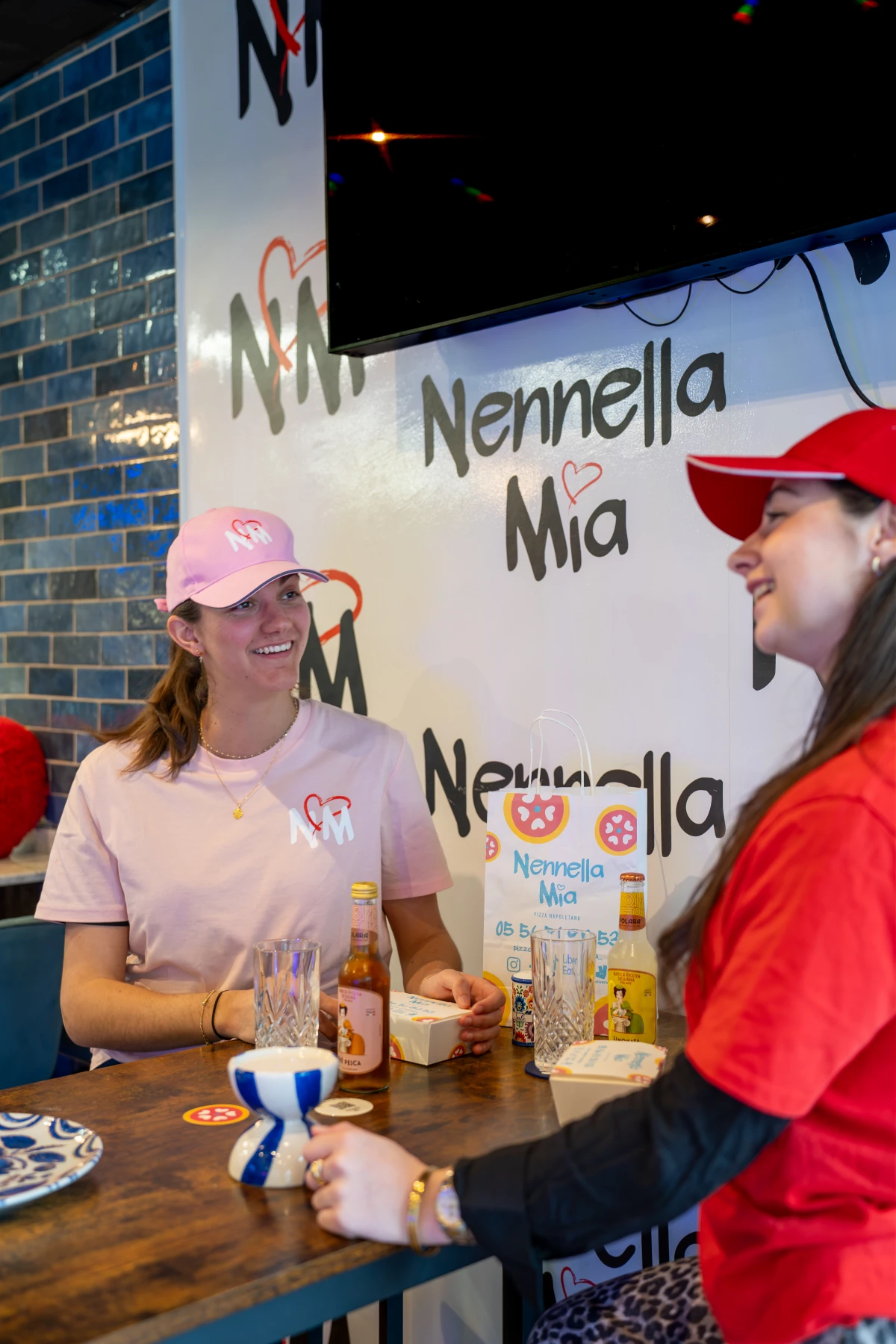 Ambiance conviviale de la pizzeria napolitaine Nennella Mia à Bordeaux